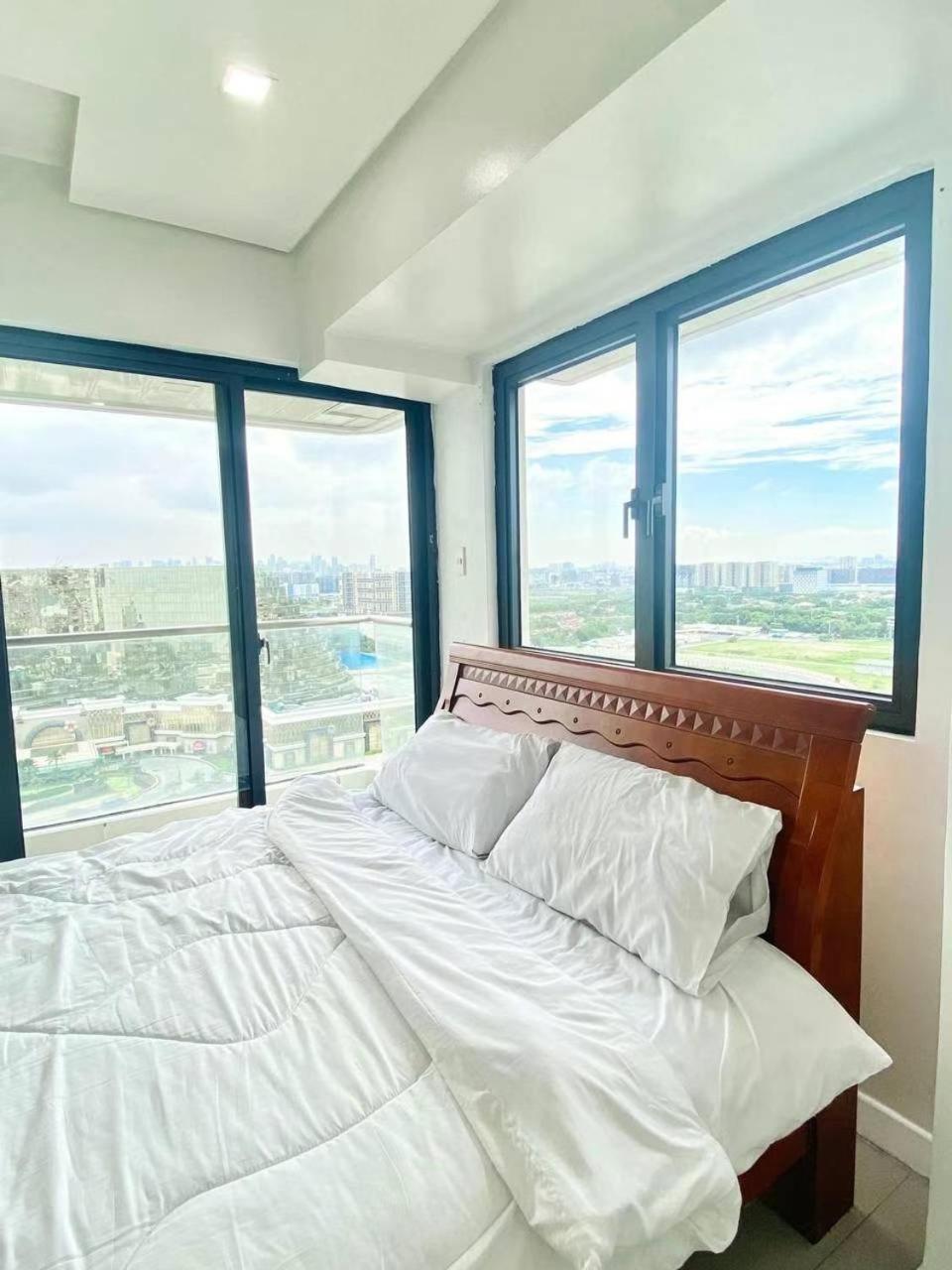 Sapphire Seaview Park Aparthotel Manila Bagian luar foto