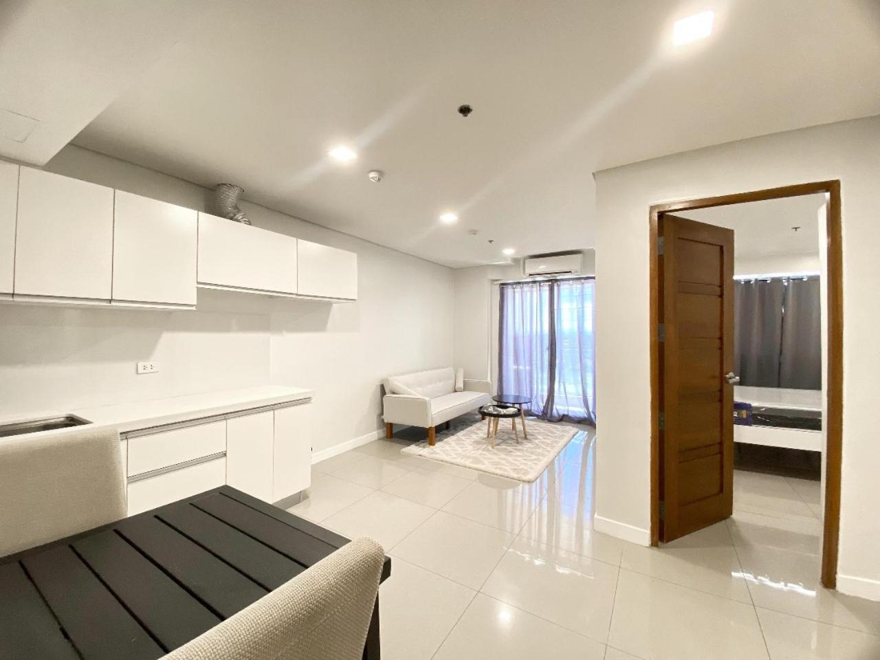 Sapphire Seaview Park Aparthotel Manila Bagian luar foto